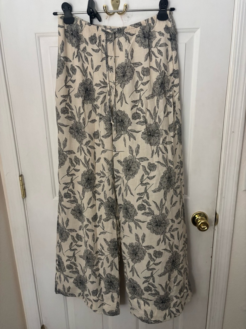 Abercrombie & Fitch Cream Wide Leg Pants with Black Floral Print